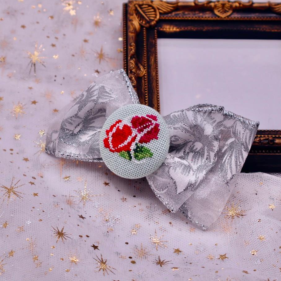 赤薔薇 イニシャル くるみボタンの煌びやかなヘアリボン クロスステッチ刺繍1枚目の画像